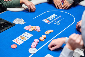Poker table with chips and community cards at a WPT event — Photo: World Poker Tour